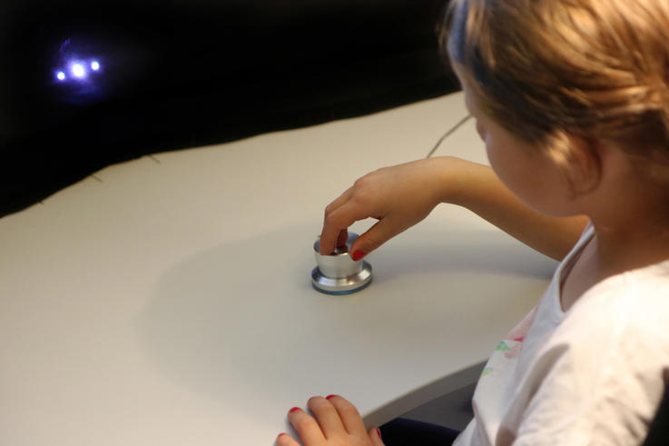 Während der Messung hat das Kind die Aufgabe, ein Geräusch zu orten und einen LED-Leuchtpunkt mit einem Drehregler in eine der 37 möglichen Schallrichtungen zu drehen. <span>Foto: Piet Meyer/Jade HS</span>