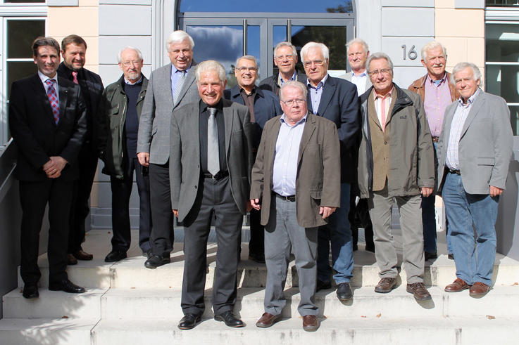 Dr. Walter Kühme (li.), hauptberuflicher Vizepräsident der Jade Hochschule, und Prof. Thomas Wegener (2.v.li.), Fachbereich Bauwesen und Geoinformation, begrüßten die Ehemaligen, die vor 50 Jahren ihr Studium an der Fachhochschule abschlossen, am Studienort Oldenburg.