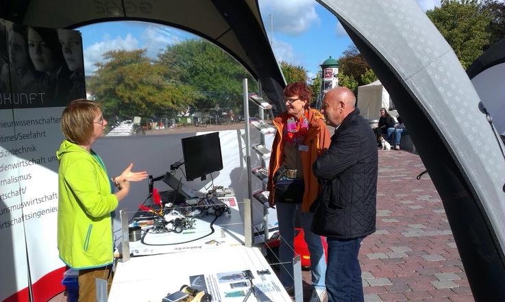 Auf der Ausstellung „Elektromobilität zum Anfassen“ präsentierte die Jade Hochschule ihre Forschungsergebnisse.