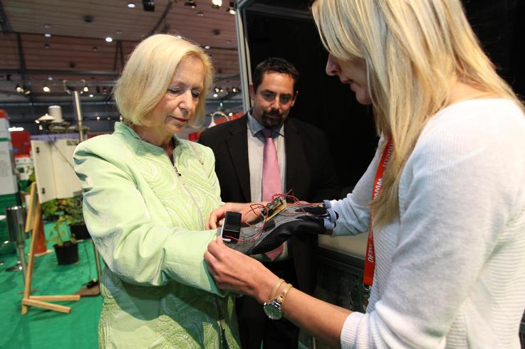 Bundesbildungsministerin Dr. Johanna Wanka (li.) ließ sich von Prof. Dr. Frank Wallhoff und einer Studentin der Jade Hochschule die Funktionsweise des Ultraschall-Handschuhs erklären.