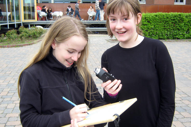 Taleja Harms (li.) und Georgina Torn, Teilnehmerinnen der GIS-AG, betreiben auf dem Campus der Jade Hochschule Feldforschung. Foto: Nadine Glade