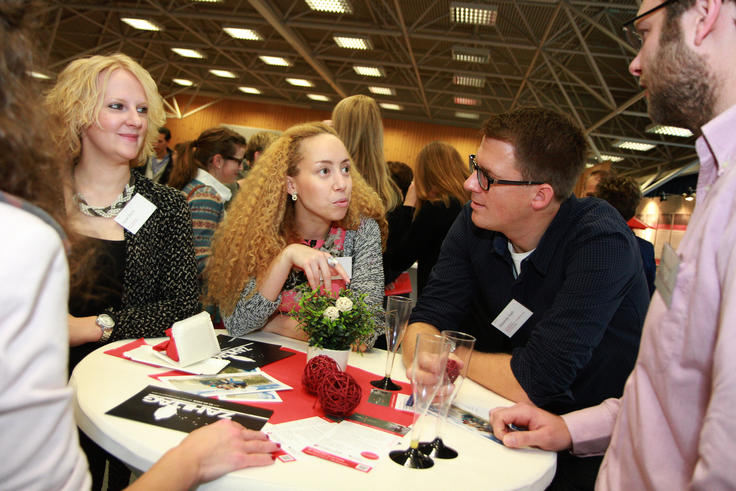 Gute Stimmung und viele Gespräche, wo man hinsah. <span>Foto: Piet Meyer</span>