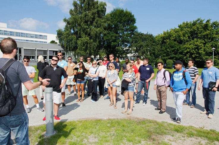 Bei einer Campus-Führung lernten die Studierenden aus Texas den Studienort Wilhelmshaven kennen. Fünf Wochen werden sie dort gemeinsam mit ihren deutschen Kommilitonen studieren. <span>Foto: Geert Oeser</span>