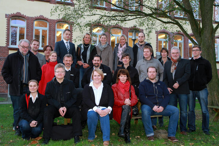 Prof. Dr. Frank Wallhoff (2.Reihe, 4.v.l.) und Projektleiter Axel Sigmund (2. Reihe, 5.v.l. ) mit Vertretern der Kooperationspartner beim Kick-off Treffen in der Jade Hochschule.<span>Foto:Piet Meyer</span>