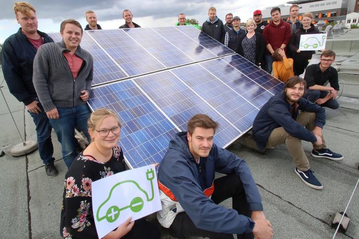Die Studierenden der Geoinformation setzten sich unter der Leitung von Jürgen Knies (hinten, grüne Jacke) intensiv mit den Energiepotentialen der Stadt Oldenburg in den Bereichen Photovoltaik und Elektromobilität auseinander. <span>Foto: Piet Meyer/Jade HS</span>