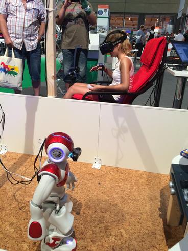 Am Beispiel von dem Roboter NAO erlebten die Schülerinnen und Schüler, was ein Roboter „fühlt“. <span>Foto: Tina Schröder</span>