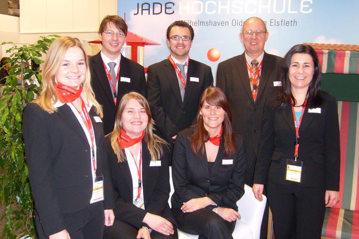 Das ITB-Messe-Team von der Jade Hochschule (v.l.n.r.): vordere Reihe: Daniela Hernández Vázquez, Sabrina Karavla, Lena Konrodat (wiss. Mitarbeiterin), Prof. Dr. Ines Behn-Künzel; hintere Reihe: Christopher Binder, Jean Sebastian Esser (alle Studierende und WATT-Mitglieder), Ulrich Moritz (Dozent).