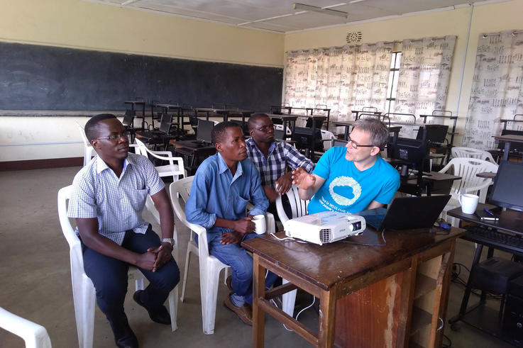 Guido Manemann, Mitarbeiter im Hochschulrechenzentrum, schult die Kollegen an der St. Augustine University of Tansania. <span>Foto: Jade HS</span>