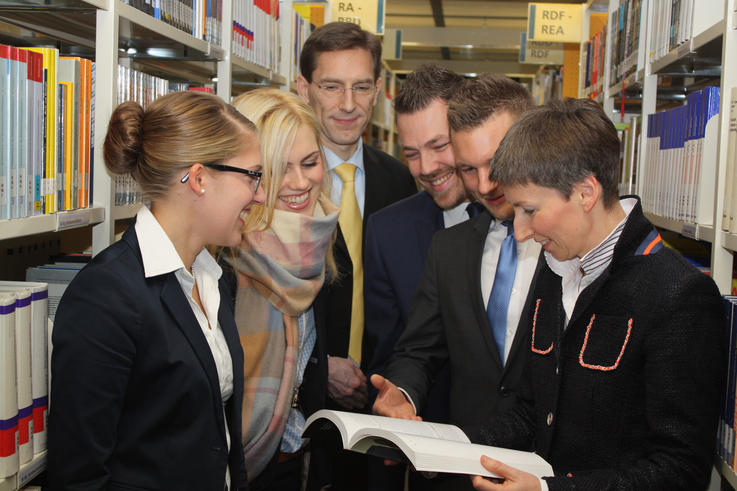 Die Studierenden von Insurance, Banking and Finance mit Prof. Dr. Stefan Janßen (Mitte).<span>Foto: Brunßen</span>