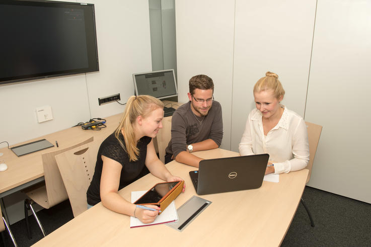 Zeigten sich bei der Eröffnung der neuen Räumlichkeiten begeistert (v.l.): Prof. Dr. Sabine Baumann (Studiendekanin Fachbereich MIT), Uwe Bachmann (Dekanatsassistent, betreute die Entwicklung und Umsetzung des Raumkonzeptes), Prof. Dr. Michael Szeliga und Prof. Dr. rer. Pol. Hans-Jürgen Prehm (beide betreuende Professoren des Unternehmensplanspiels), Prof. Dr.-Ing. Christoph Wunck (Dekan des Fachbereichs MIT), Dr. habil. Elmar Schreiber (Präsident der Jade Hochschule). <span>Foto: Christian Dieling, DKfotodesign</span>