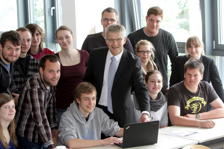 Wagt mit den Studierenden einen Blick über den Tellerrand: Frank Zweigle (mi.), Vorstandsmitglied bei CEWE Color. <span>Foto: Piet Meyer</span>