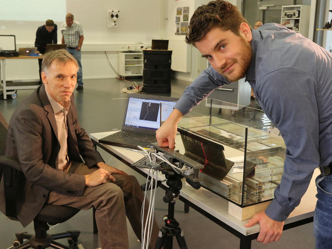 Im Labor für optische Messtechnik fokussieren Prof. Dr. Thomas Luhmann (li.) und Oliver Kahmen die Kameras auf die Laserlinie. <span>Foto: Piet Meyer/Jade HS</span>
