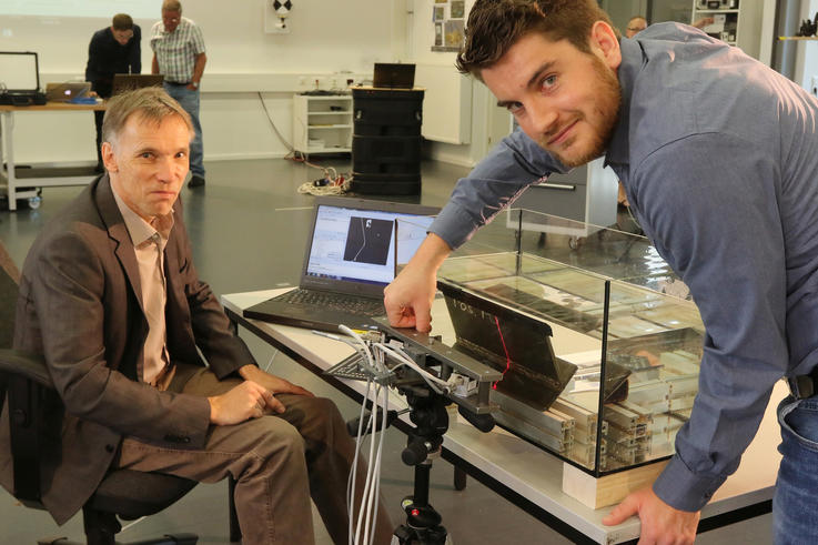 Im Labor für optische Messtechnik fokussieren Prof. Dr. Thomas Luhmann (li.) und Oliver Kahmen die Kameras auf die Laserlinie. <span>Foto: Piet Meyer/Jade HS</span>