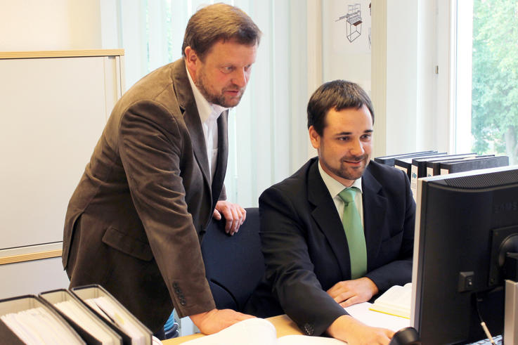 Prof. Thomas Wegener (li.), Vorsitzender des Instituts für Rohrleitungsbau, betreute den Preisträger Sebastian Cichowlas bei der Anfertigung der Masterarbeit. Foto: Katrin Keller