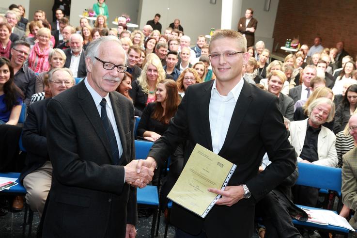 Eine Auszeichnung des Vereins der Förderer der Fachhochschule Oldenburg e.V. übergab Prof. Dr. Gerd Hoffmann (li.) an Arne Immel. <span>Foto: Piet Meyer</span>