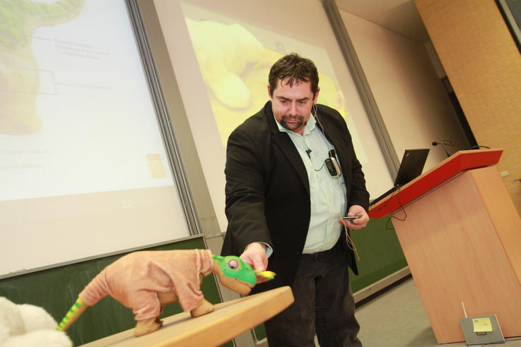 Prof. Dr. Frank Wallhoff stellt den Roboter-Dinosaurier Pleo vor.