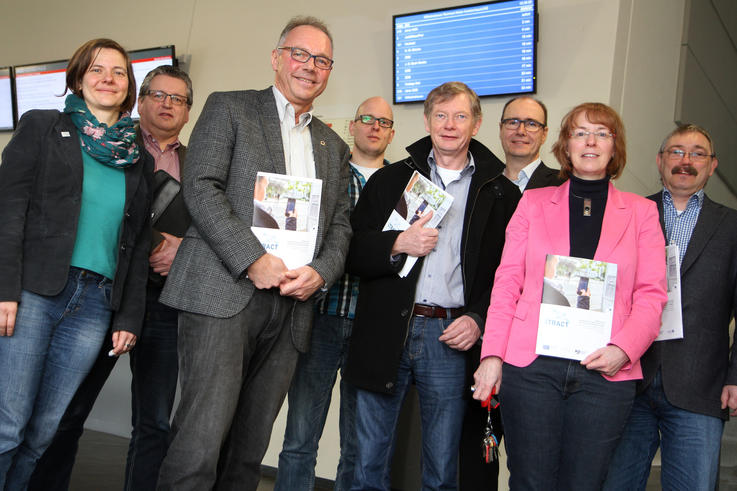 Das Projekt-Team (v.l.) Dipl.-Ing. Christina Müller, Dipl.-Geogr. Hans-Peter Ratzke, Manfred Folkers (VEJ), David Röskamm B.A., Dipl.-Ing. Heinz-Hinrich Blikslager, Prof. Dr. Knut Barghorn, Prof. Dr. rer. nat. Juliane Benra, Udo Willers. <span>Foto: Piet Meyer</span>