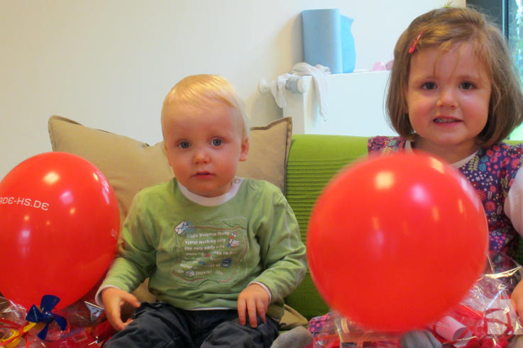 Gewinnerkinder des Luftballonwettbewerbes: Yannick (1) und Ruby (3).