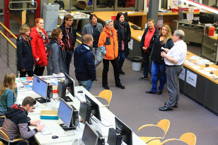 Mit einem Besuch in der Bibliothek am Studienort Oldenburg wurde die Campusführung abgeschlossen. <span>Foto: Piet Meyer/Jade HS</span>