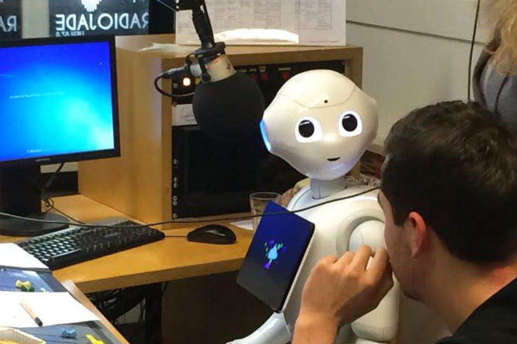 Roboter Pepper wurde für die Radiosendung über die Zukunft interviewt. <span>Foto: Nahid Dawood/Jade HS</span>