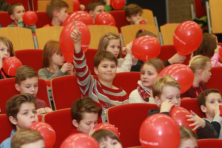 Volle Reihen im großen Hörsaal der Jade Hochschule: Die Kinder stellen wissbegierig ihre Fragen.