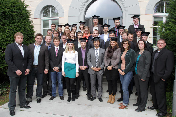 Haben das Studium an der Jade Hochschule erfolgreich abgeschlossen: die Absolventinnen und Absolventen des Fachbereichs Bauwesen und Geoinformation. Foto: Piet Meyer