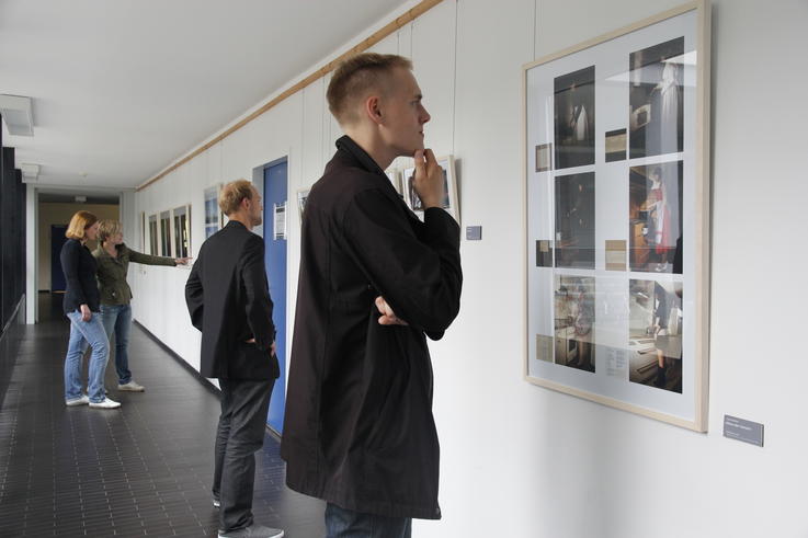 Im Verwaltungstrakt (Hauptgebäude) der Jade Hochschule am Studienort Wilhelmshaven sind die Fotoserien ab jetzt zu sehen. Fotos: Geert Oeser