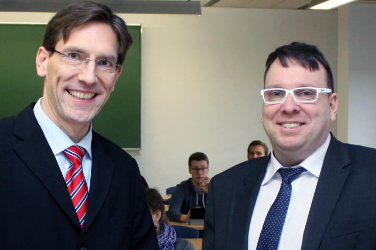 Auf Einladung von Prof. Dr. Stefan Janßen (li.) referierte Henning Riediger von der Deutschen Bundesbank an der Jade Hochschule. <span>Foto: Jade HS</span>