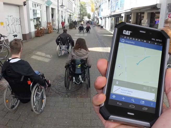 Studierende testeten verschiedene Navigationssysteme aus der Perspektive von Rollstuhlfahrer_innen. <span>Foto: Andreas Gollenstede/Jade HS</span>