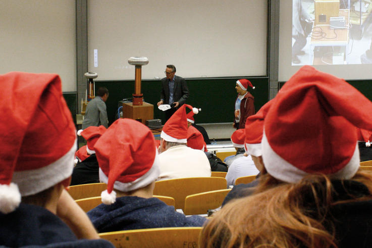Warum ist Weihnachten im Winter? Wieso trägt der Weihnachtsmann seine Mütze? Wo bekommt man spontan noch Weihnachtsbeleuchtung her? Diese Fragen beantwortete Prof. Dr. Jens Wellhausen in seiner diesjährigen Weihnachtsvorlesung am Studienort Wilhelmhaven.