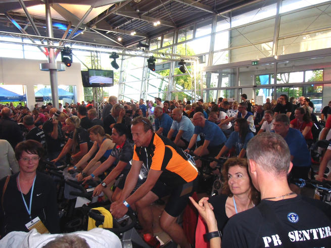 2880 Personen traten für den guten Zweck in die Pedale. <span>Foto: Hans-Peter Ratzke/Jade HS</span>