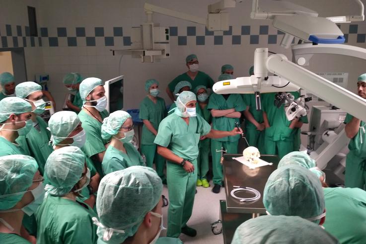 Im Operationssaal des Nordwest-Krankenhauses demonstrierte Dr. Abdalla mit seinem Team den Studierenden die Technik für neurochirurgische Eingriffe.
