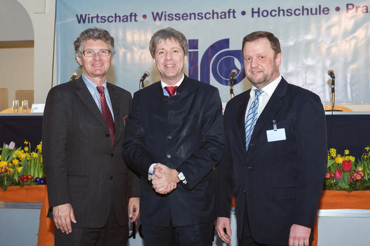 Eröffneten das Oldenburger Rohrleitungsforum (v.li.): Prof. Dr. Gerd Schwandner, Oberbürgermeister der Stadt Oldenburg, Dr. Elmar Schreiber, Präsident der Jade Hochschule und Prof. Thomas Wegener, Vorstandsmitglied des Instituts für Rohrleitungsbaus. Foto: Michael Stephan