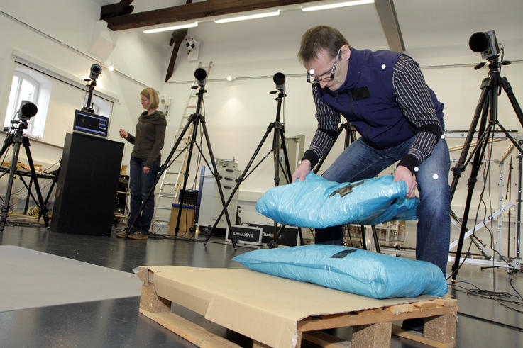 Erster Versuchsaufbau mit dem neuen Tracking-System: Bewegungen während der Arbeit in einem Lager werden dreidimensional erfasst. Foto: Piet Meyer