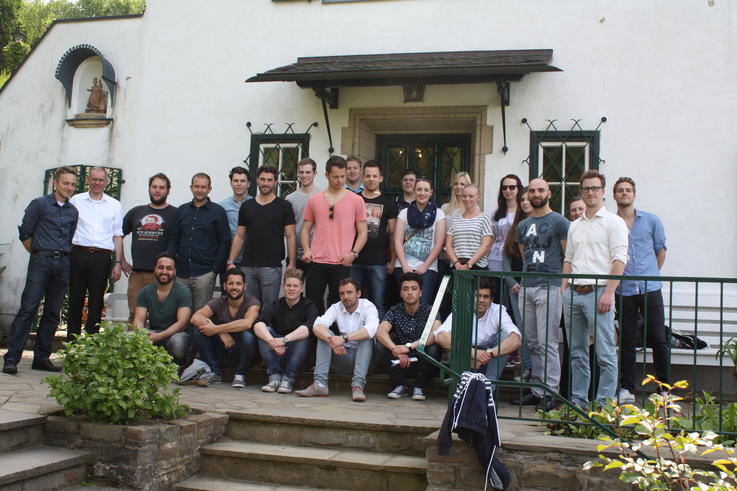 Studierende des Fachbereichs Wirtschaft vor dem ehemaligen Wohnhaus des Altkanzlers Konrad Adenauer in Bonn Rhöndorf<span>Foto: Jade HS/Jörg Brunßen</span>