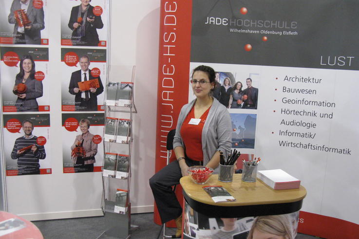 Der Messestand im Coporate Design der Jade Hochschule, die "Dein Prof"-Plakate und das kompetente Messe-Team lockten viele Besucher an den Stand.