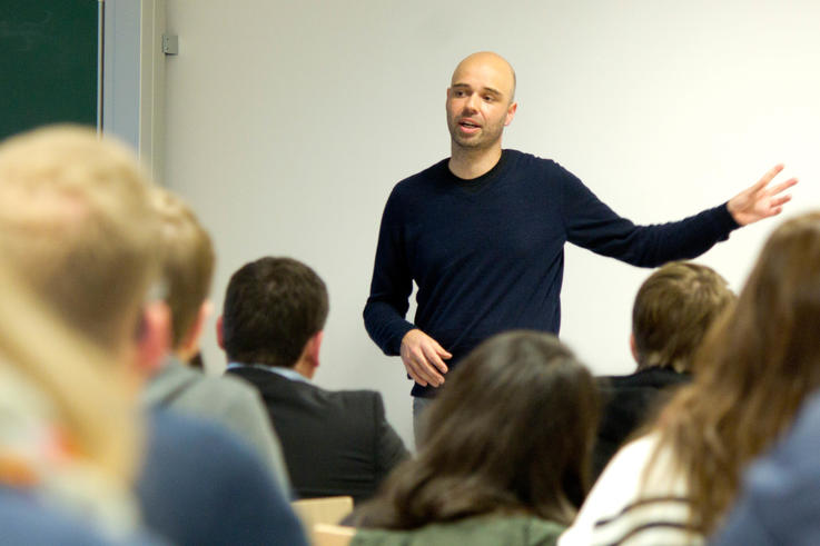 Für Thies Uthmöller ist Kommunikationsdesign keine Kunst, sondern ein Handwerk.<span>Foto: Sebastian Preiß</span>