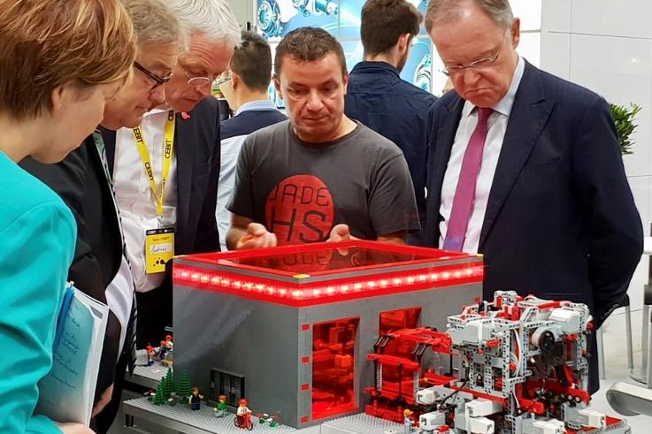 Niedersachsens Ministerpräsident Stephan Weil (re.) informierte sich bei Andreas Baumgart (2. v. re.) über die Funktionsweisen von Lego Mindstorms.