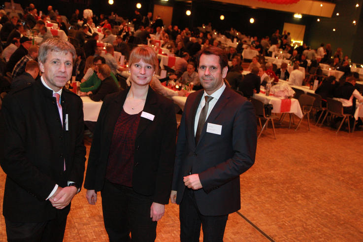 Dr. Elmar Schreiber (li), Oranisatorin Tina Schröder und Wirtschaftsminister und Alumnus Olaf Lies freuen sich über die gelungene Veranstaltung und die große Resonanz.<span>Foto: Piet Meyer</span>