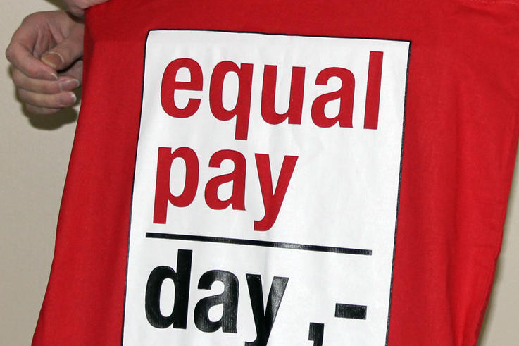 Das Tragen einer roten Tasche ist am "Equal Pay Day" das gemeinsame Zeichen um auf die Lohnungleichheit aufmerksam zu machen.