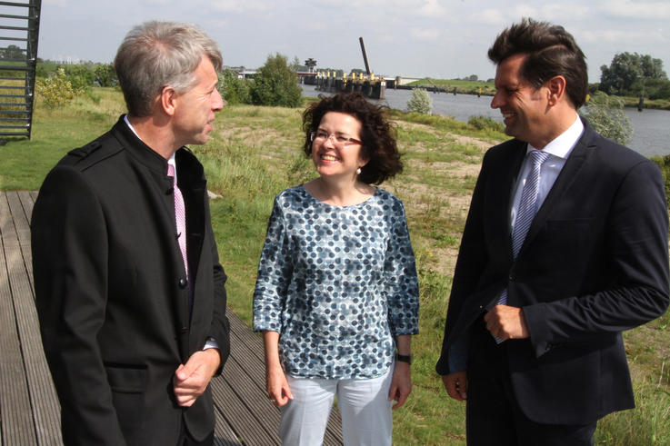 Sind vom Erfolg des "Kompetenzzentrums GreenShipping Niedersachsen" überzeugt: Präsident Dr. Elmar Schreiber, Ministerin Dr. Gabriele Heinen-Kljajic und Minister Olaf Lies (v.l.).<span>Foto: Piet Meyer</span>