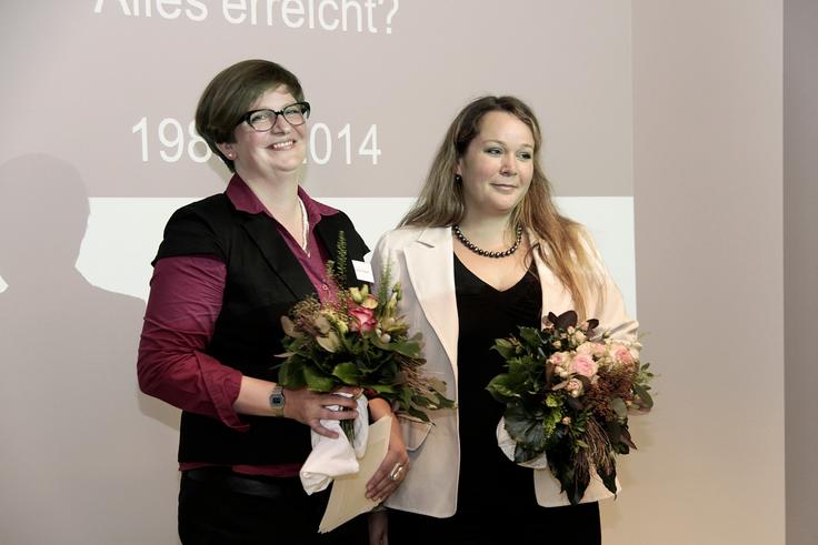 Manuela Hapek, Gleichstellungsbeauftragte, (li.) und Dörte Schneider, stellvertretende Gleichstellungsbeauftragte, (re.) begrüßen 80 Gäste, um mit ihnen gemeinsam 25 Jahre Gleichstellung zu feiern.