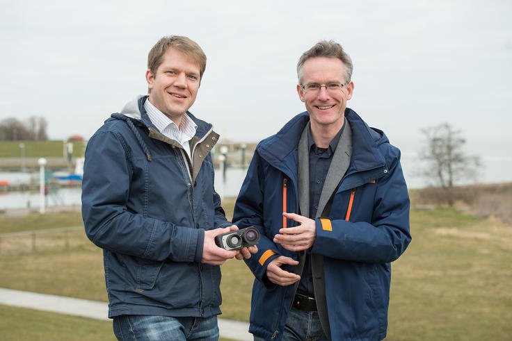 Nick Rüssmeier (l.) und Jens Wellhausen wollen die norddeutsche Küste künftig mit dem Motorsegler erkunden.<span>Foto: Daniel Schmidt/Universität Oldenburg</span>