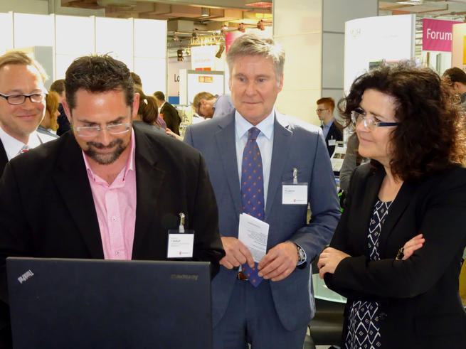 v.l.: Prof. Dr. Frank Wallhoff, Prof. Dr. Thomas Lekscha, Wissenschafts-Ministerin Dr. Gabriele Heinen-Kljajić. <span>Foto: Annika Schöbel</span>