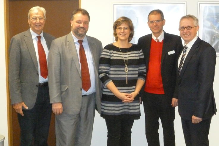 v.l.n.r.: Jürgen Evers (Gertrud und Hellmut Barthel Stiftung und Senior Chef Papier- u. Kartonfabrik Varel GmbH & Co. KG), Prof. Dr. Stephan Kull (Jade Hochschule, FB Wirtschaft), Britta Heine (NORDFROST GmbH & Co. KG), Prof. Dr. Gerd Hilligweg (Jade Hochschule, FB Wirtschaft), Detlef Breitzke (Geschäftsführer JadeBay GmbH)