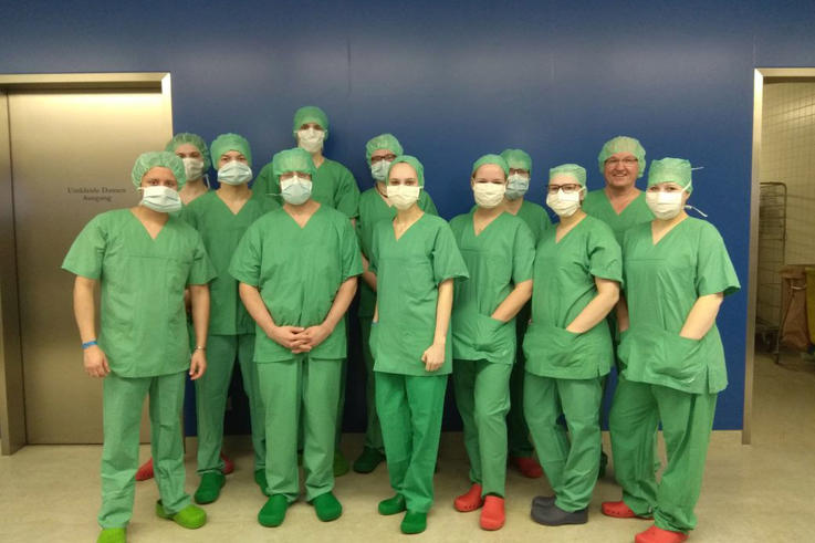 Neben dem Besuch im Operationssaal des Klinikums Bogenhausens konnten die Studierenden ein System zur transkranialen Magnetstimulation besichtigen. <span>Foto: Jade HS</span>