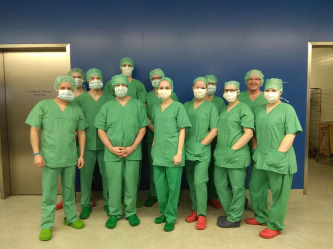 Neben dem Besuch im Operationssaal des Klinikums Bogenhausens konnten die Studierenden ein System zur transkranialen Magnetstimulation besichtigen. <span>Foto: Jade HS</span>