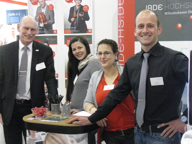 Das Messe-Team der Jade Hochschule (v.li.): Wolfgang Röskamm, Messemanager, Sabine Deux, Wiebke Wehrmann, Studentinnen, Eike Betten, zentrale Studienberatung.