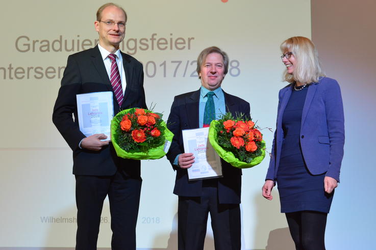 Prof. Dr. Andrea Czepek (re.) freute sich, den dritten Jade Lehrpreis an (v.l.) Prof. Dr.-Ing. Jens Werner und an Prof. Dr. Lars Nolle zu vergeben.