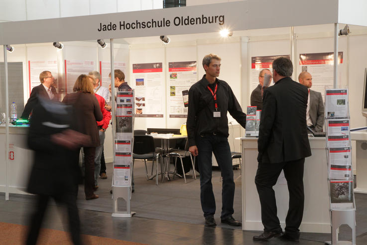 Mitarbeiterinnen und Mitarbeiter der Jade Hochschule überzeugten auf der Intergeo mit der Präsentation von Studiengängen und Forschungsprojekten der Abteilung Geoinformation. Foto: Piet Meyer